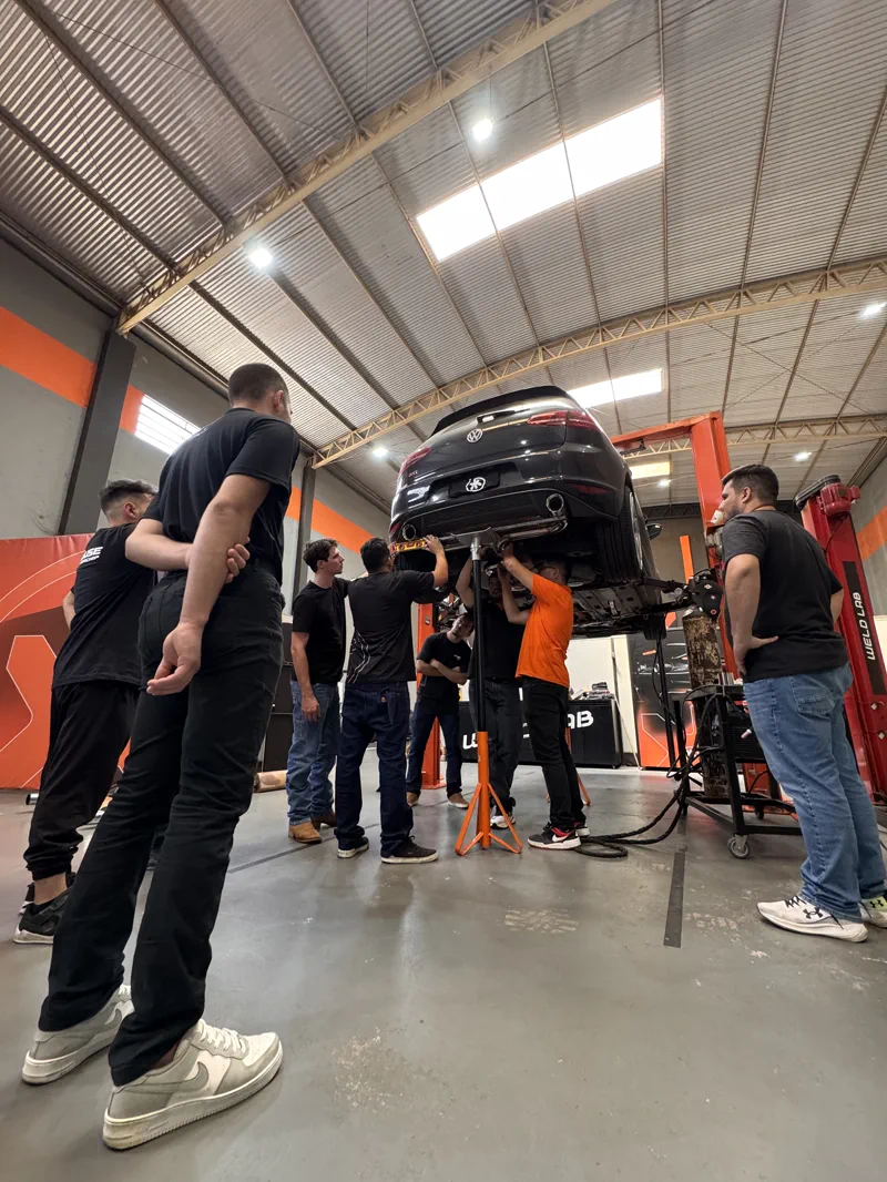 Estrutura da garagem Weldlab com carro no elevador durante treinamento
